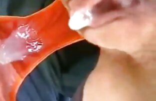 口の中で母乳と恥ずかしがり屋の女の子を搾乳し、その膣をこする イケメン av 動画